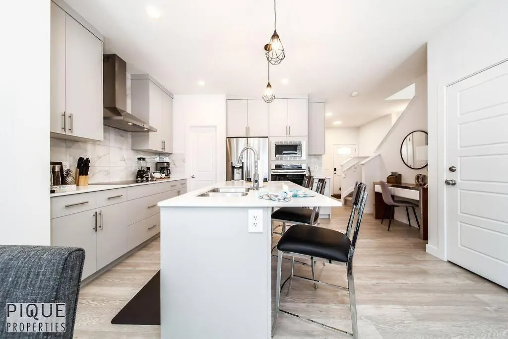 Holiday home *New*Chic Modern Home*King Bed*Foosball*Sleeps 8! Edmonton